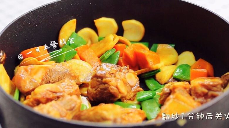时蔬排骨饭 宝宝辅食 大米+糯米+杏鲍菇,翻炒几下加排骨,炒炒就可以关火。