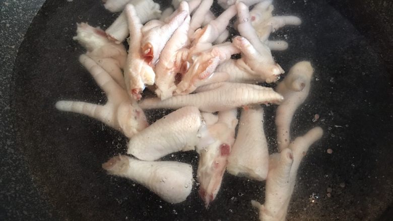 香辣鸡爪,锅中放入适量水,清水下锅