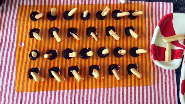 小小蘑菇力,插上小饼干条,冰箱冷藏10分钟