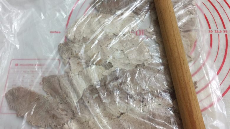自制肉松(面包机版),冷却后将肉装入一个大的保鲜袋,用大号擀面杖,压碎