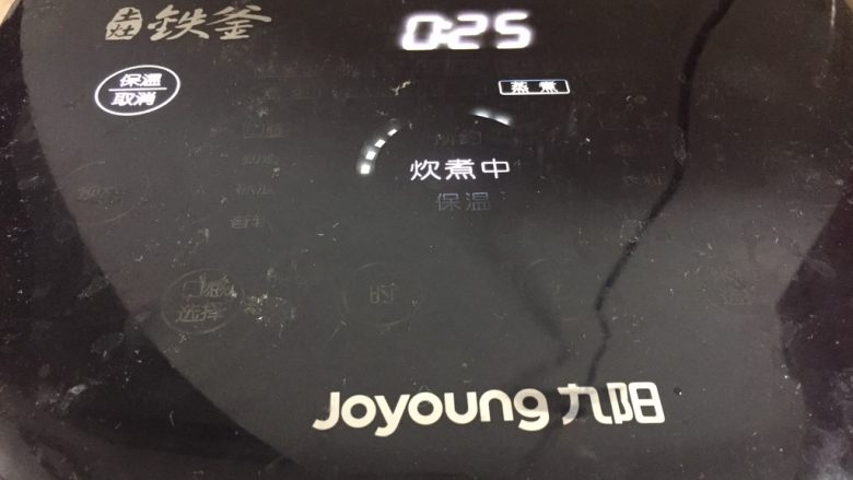 女生最爱的美颜护肤甜品—红糖雪梨
,送入电饭煲蒸30分钟