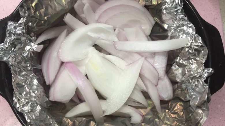 葱香芋奶球,煲中放入锡纸,上面铺一层洋葱。