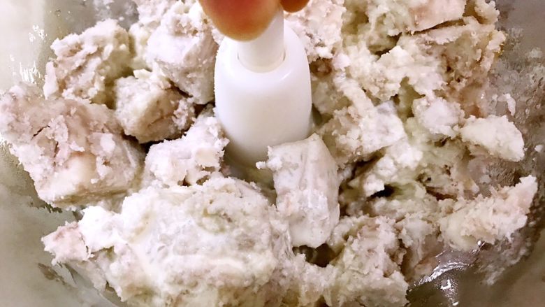 超级好吃百搭的芋泥馅,蒸熟的芋头用料理机打碎,份量大我分了两次来打,<a style='color:red;display:inline-block;' href='/shicai/ 8197'>淡奶油</a>也分成两次加入一起打(如果很干打不动可以适当加一些牛奶,不可多以免后面炒制时间过长)