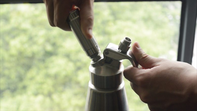 自制气泡水,装一个co2气弹,拧紧,直到听见气体冲入瓶子的声音。