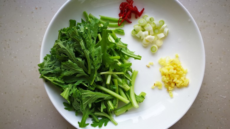 #咸味#蟹黄面,准备茼蒿,葱姜和红椒。