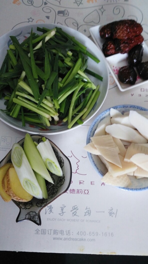一碗汤十#红枣芡实淮山煲猪肉汤#(创建于29/9~2017),各种食拣净洗净,<a style='color:red;display:inline-block;' href='/shicai/ 116'>韭菜</a>切成段,葱切成斜段,姜切成片,焯过冬笋切成片,淮山药切成斜片。