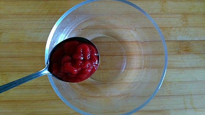 糖醋虎皮鹌鹑蛋,取一空碗,加入一勺<a style='color:red;display:inline-block;' href='/shicai/ 699'>番茄酱</a>