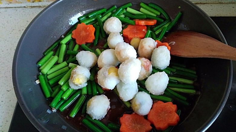 糖醋虎皮鹌鹑蛋,倒入鹌鹑蛋炒匀,使每个鹌鹑蛋都裹满酱汁即可出锅