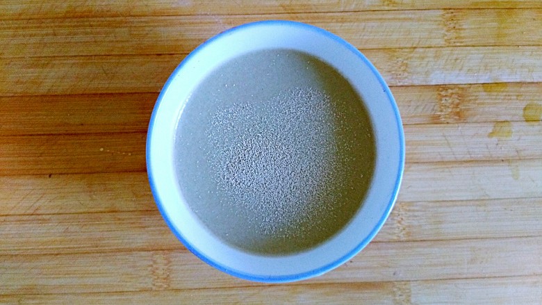 爱上面食——花生紫薯可可馒头,温水化开酵母,静置一会儿
让酵母有个心里准备,自己要开始工作啦
(静置空余来制作馅料吧)