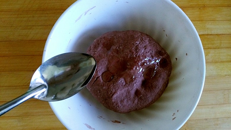 爱上面食——花生紫薯可可馒头,加入酵母水和成面团后加入5克<a style='color:red;display:inline-block;' href='/shicai/ 140122'>玉米油</a>继续揉
总之,揉的越久越光滑,面团越有弹性,蒸出的馒头越有弹性,松软好吃