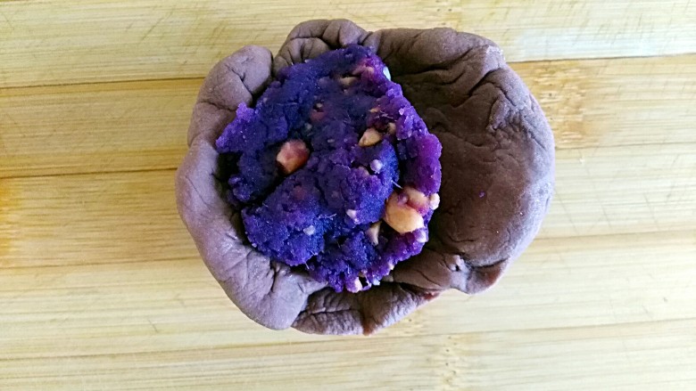 爱上面食——花生紫薯可可馒头,包入花生紫薯馅,每个馅料大约30克左右
