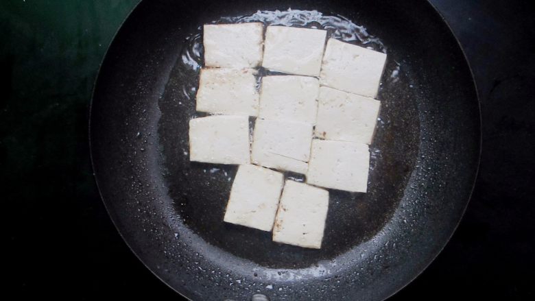 雪碧五花肉,煎过五花肉的锅会出很多油,就用这个油煎豆腐