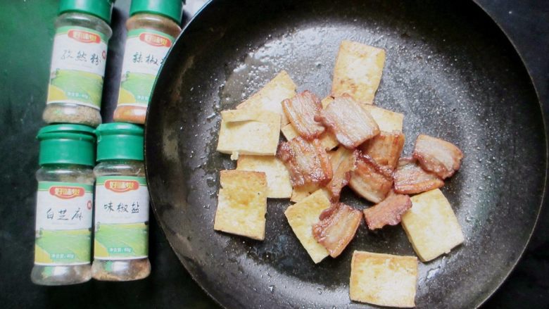 雪碧五花肉,煎好的豆腐和五花肉放在一起,准备调味