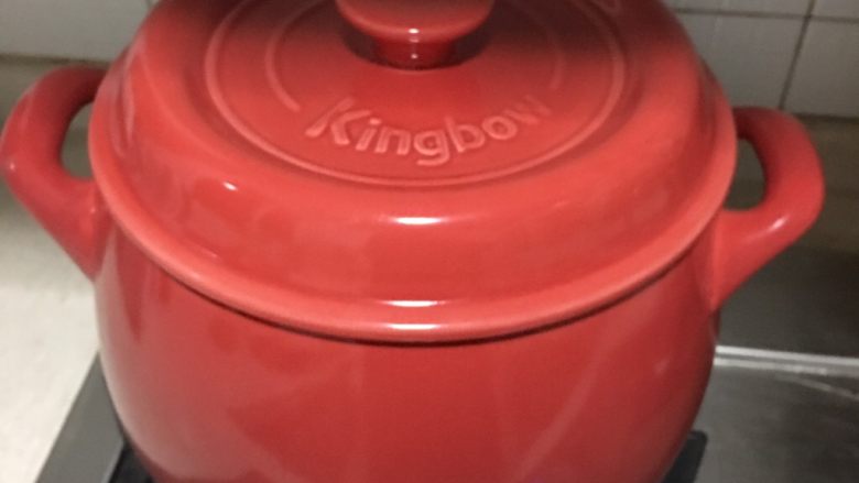 红枣雪梨枸杞银耳汤,大火烧开后转小火煨1小时左右,至银耳熟烂成汁,关火后放凉,砂锅烧热后温度较高,期间操作要戴手套防烫伤。