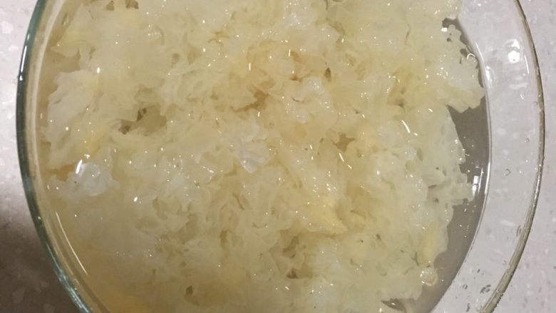 红枣雪梨枸杞银耳汤,撕掉银耳根部,保留银耳雪白花朵部分,撕成碎片。