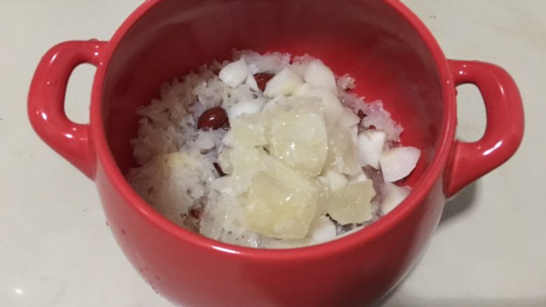 红枣雪梨枸杞银耳汤,将雪梨块、银耳碎片、红枣、枸杞、<a style='color:red;display:inline-block;' href='/shicai/ 866'>冰糖</a>等,一次性放入砂锅里。枸杞、红枣提前洗净。