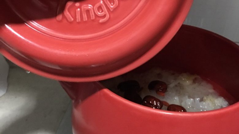 红枣雪梨枸杞银耳汤,倒入清水,清水淹过食材高出一寸左右。