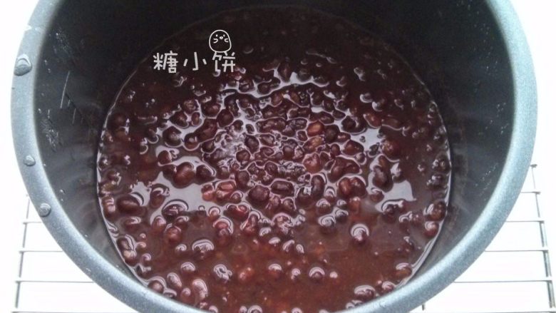 【斑纹豆沙莲蓉月饼】自制红豆沙+白莲蓉,同样是加水至刚好没过材料,电高压锅上汽后压40分钟,自然放气后开盖