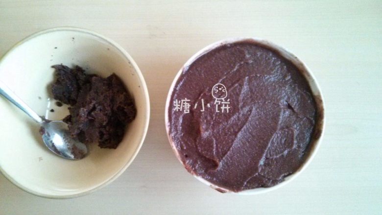 【斑纹豆沙莲蓉月饼】自制红豆沙+白莲蓉,全部过筛好的样子,图左碗里是最终剩下的没有筛过去的,图右是豆沙部分