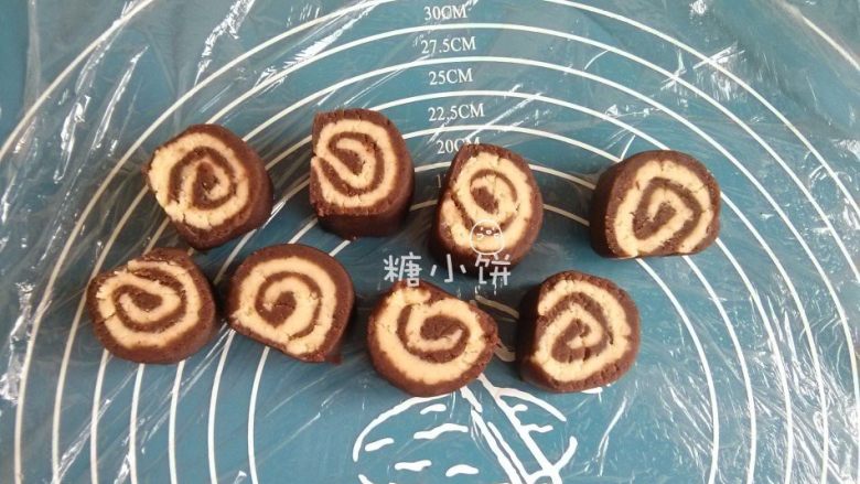 【斑纹豆沙莲蓉月饼】自制红豆沙+白莲蓉,把馅料分割成8个,这个分割我是完全靠目测的没有称量。
为了保持花纹的完整流畅不想添来补去的,所以就目测着分割了,多一点少一点不差太多。