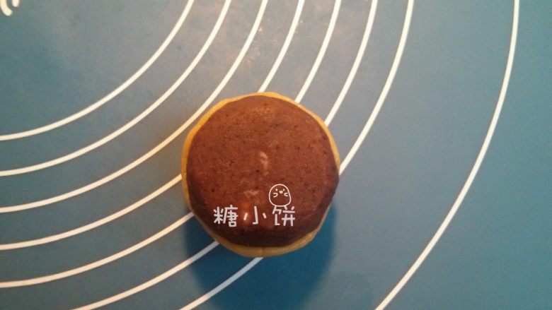 【斑纹豆沙莲蓉月饼】自制红豆沙+白莲蓉,金黄糖浆28G,植物油12G,<a style='color:red;display:inline-block;' href='/shicai/ 5490'>枧水</a>0.8G,中筋面粉40G拌匀即成饼皮面团。把饼皮面团分割成大约10G一个,取其中一个压扁,包入一个馅料。