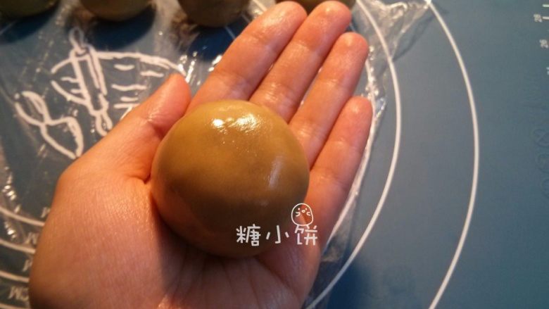 【斑纹豆沙莲蓉月饼】自制红豆沙+白莲蓉,用手把饼皮沿着馅料慢慢推开推薄，全部包裹住以后再搓圆搓均匀