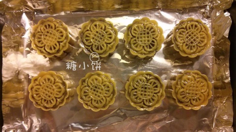 【斑纹豆沙莲蓉月饼】自制红豆沙+白莲蓉,用月饼模具压出花纹,排在铺好锡纸的烤盘上