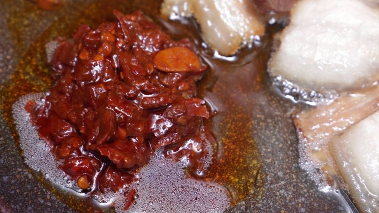 川味回锅肉,将肉片推倒锅边,放1勺郫县<a style='color:red;display:inline-block;' href='/shicai/ 705'>豆瓣酱</a>;