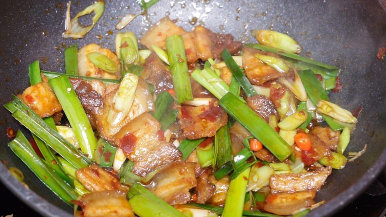 川味回锅肉,(因为郫县豆瓣酱有咸味,所以不用再放盐)加些许<a style='color:red;display:inline-block;' href='/shicai/ 756'>鸡精</a>调味,大火翻炒20秒左右出锅;