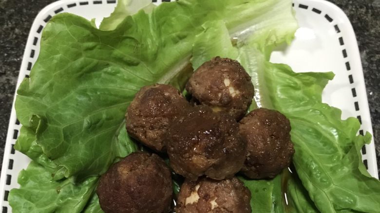 肉丸,锅加热倒入调好的料淋在丸子上