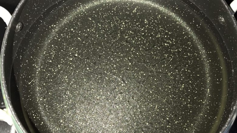 肉丸,油温升到一定程度下锅炸，再关小火慢慢炸