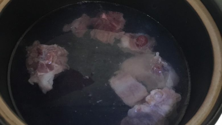 #午餐#白萝卜玉米排骨汤,将排骨用开水焯一下,捞出洗净沥干