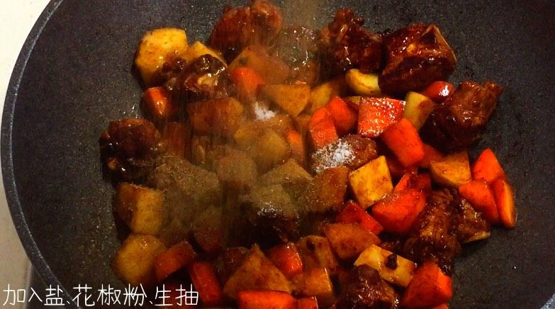 排骨焖饭,加入<a style='color:red;display:inline-block;' href='/shicai/ 12043'>花椒粉</a>