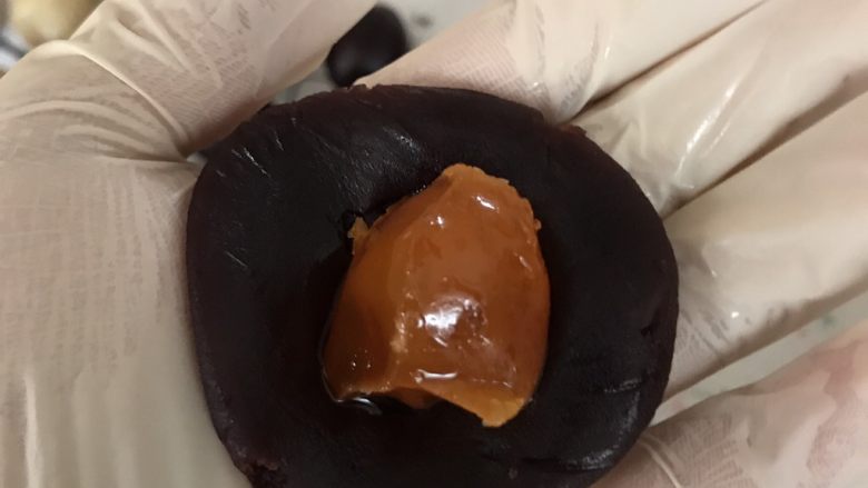 彩色螺纹蛋黄酥,豆沙馅里包上咸蛋黄,搓圆备用。