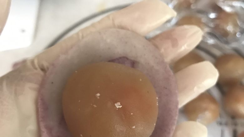彩色螺纹蛋黄酥,擀开包入刚才分好的馅,用虎口慢慢往上推直至全部包住,一定要包牢,不然烤时容易露馅。