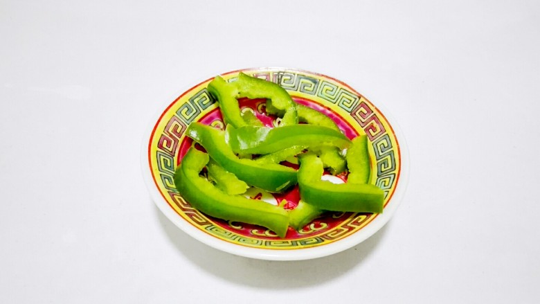 辣抽抽香干,青辣椒洗净,去籽切丝盛盘