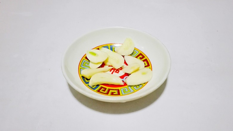 辣抽抽香干,蒜瓣剥去外皮,切薄片盛盘