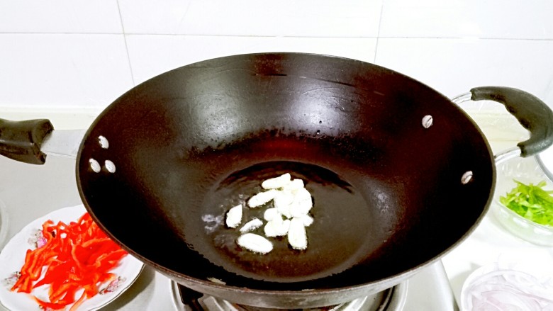 辣抽抽香干,小火放蒜片煎香,不能大火,煎过头会苦