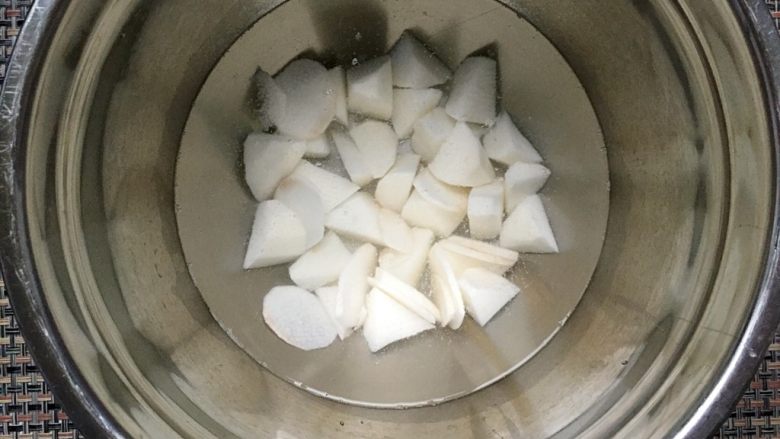 #一碗汤#山药牛肉番茄浓汤,切好的山药用水泡起来。