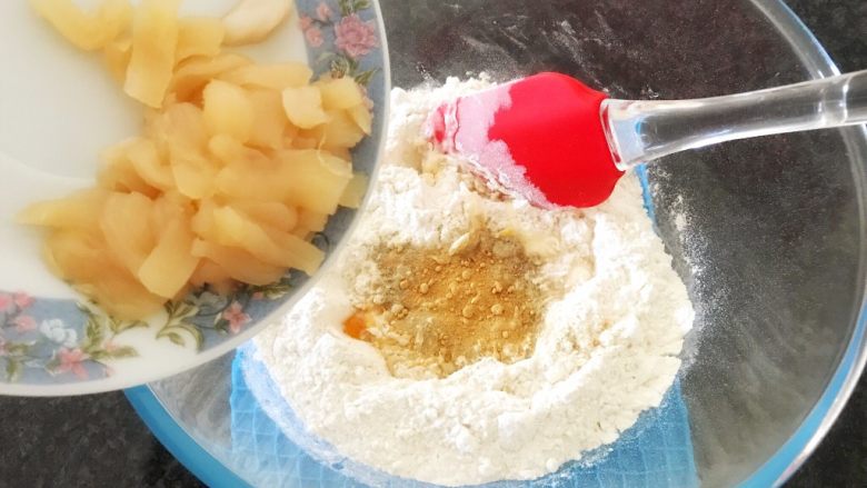 早餐+鲜贝韭菜饼,再加入撕好的鲜贝,