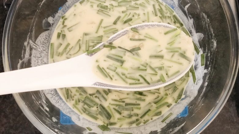 早餐+鲜贝韭菜饼,将1大汤勺拌匀的面糊,加入到锅里,
