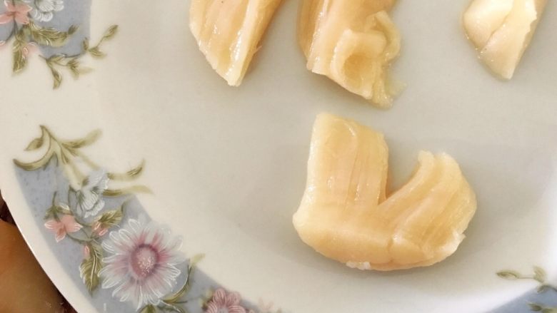 早餐+鲜贝韭菜饼,首先我们把鲜贝撕成小块,(留几个做装饰)