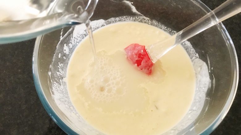 早餐+鲜贝韭菜饼,慢慢将清水倒入面粉中,进行搅拌,