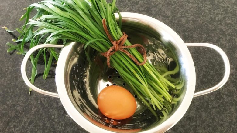 早餐+鲜贝韭菜饼,韭菜和鸡蛋，