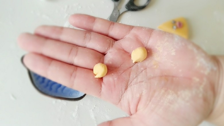 早餐+打拳击的小黄鸡馒头,然后,揉出两个圆圆的,拳击手套。