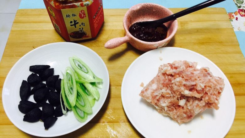 早餐+佛手黑蒜茄子,蒸茄子的时候 食材改刀