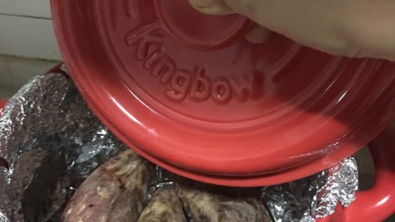 坤博砂锅烤红薯,关火后焖20分钟即可食用,烤好的红薯用筷子能轻松戳透,就是熟透了。