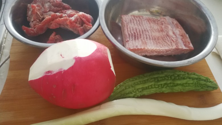 晚餐+牛肉萝卜汤,萝卜洗净备用,切掉须子留皮。牛肉切片,洗净血水,备用。