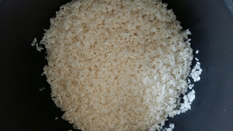 土豆胡萝卜丸子焖饭,大米淘干净。
