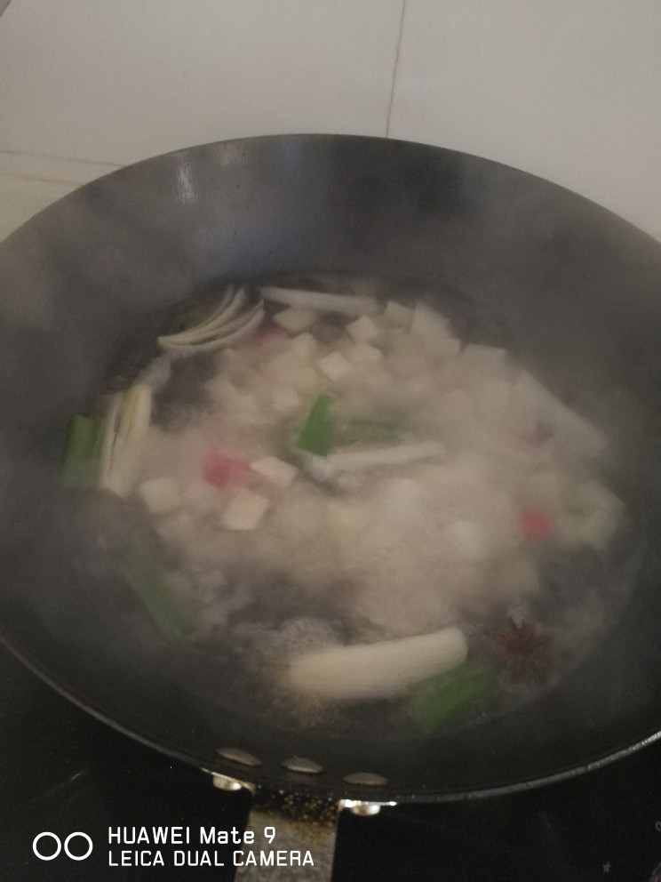 晚餐+牛肉萝卜汤,锅中添大半锅水,将萝卜切丁,加葱段和姜片,<a style='color:red;display:inline-block;' href='/shicai/ 695'>八角</a>,大火煮沸后转小火,炖一个小时。